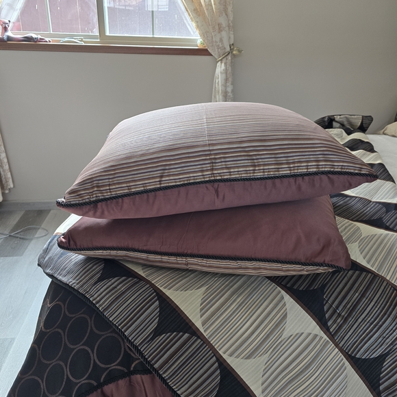 Elegant Black and Brown Bedding Set - Picture 3 of 4